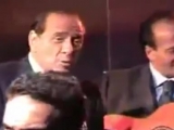 Az éneklő Silvio Berlusconi