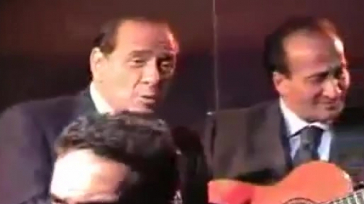 Az éneklő Silvio Berlusconi