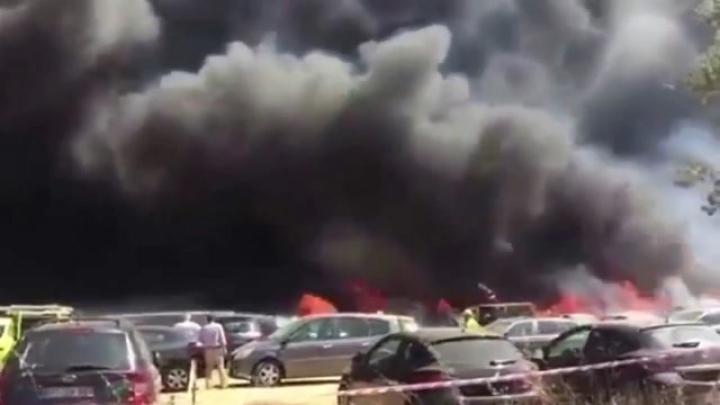 Egy portugál fesztivál parkolójában 422 autó éget le