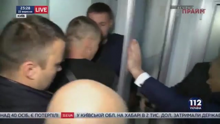 Az ukrán politikusoknak nem elég a vita, verekednének is egy jót