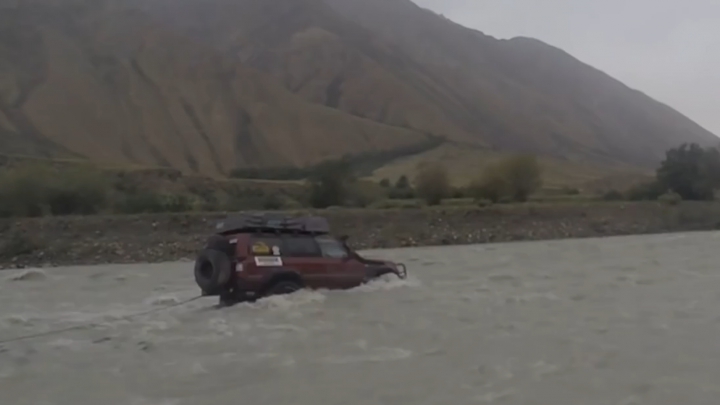 A terepjáró megpróbált átkelni a folyón