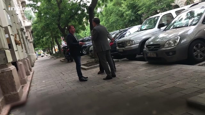 Grúzok tárgyalnak Kertész Balázs irodája előtt az Aulich utcában
