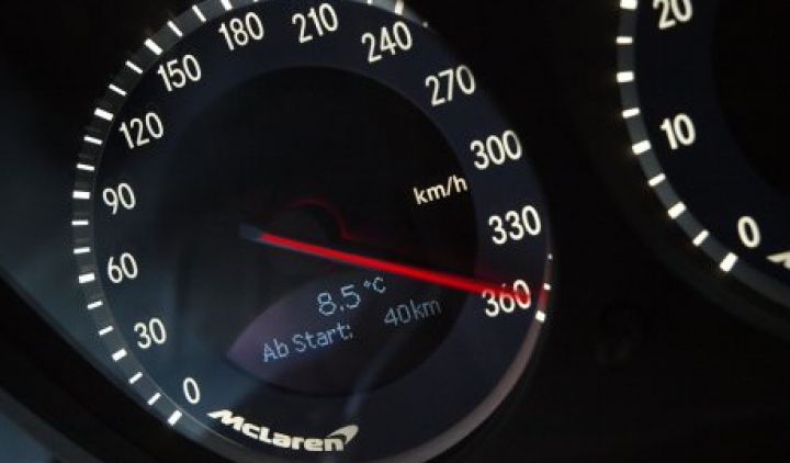 Autópálya Repülőgép sebesség - Koenigsegg AgeraR 360 km óra