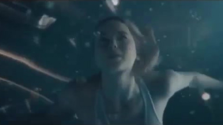 Jennifer Lawrence így küzd a vízzel az űrben
