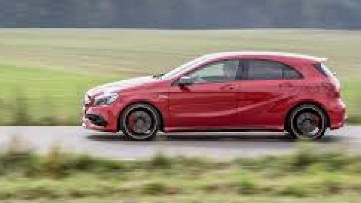 Felhergelt szőke nő a forgalomban - Mercedes A osztály (A45 AMG)