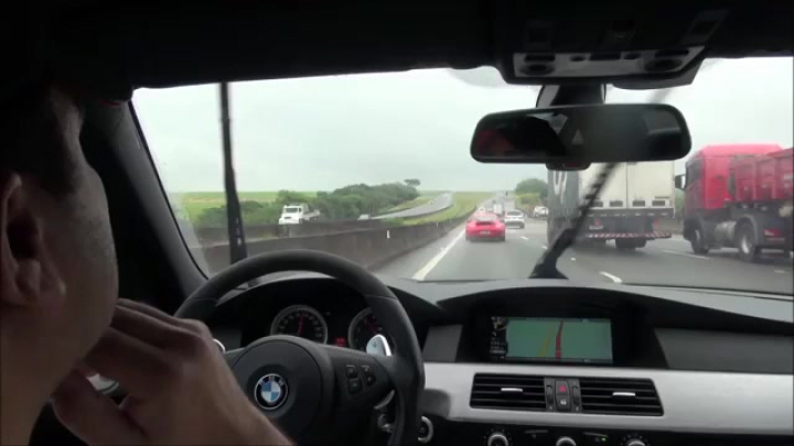 Esőben autópályán felpattan valami BMW M5