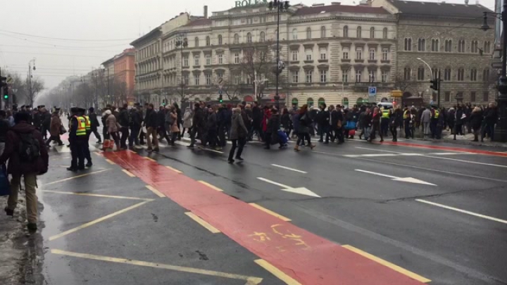 A kritikus tömeg áthatolt a rendőri biztosításon