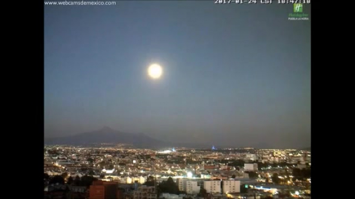 2400 km/órával száguldó fénygömböt rögzített egy mexikói webkamera