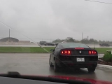 A Mustang belefúródik egy Lamborghini kereskedésbe