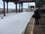Érkezik a vonat a havas vágányra
