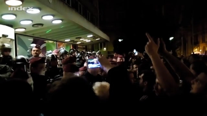 Így tűzték ki az EU-zászlót a Magyar Rádió épületére a tüntetők