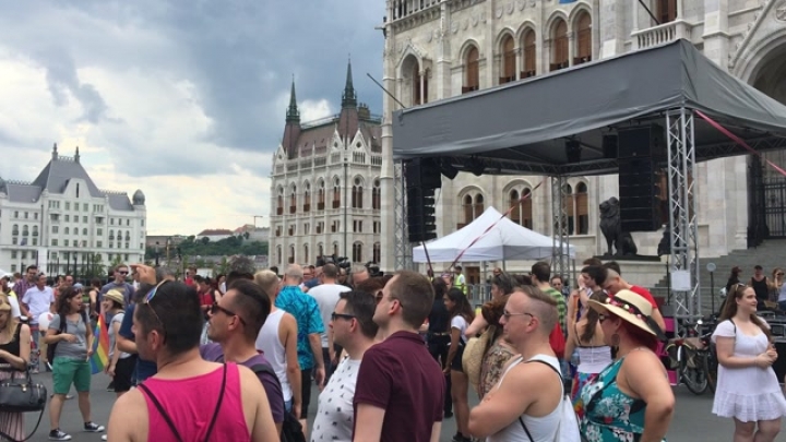 Így gyülekezett a tömeg a Kossuth téren a Pride előtt