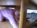 asztal alatt mászás