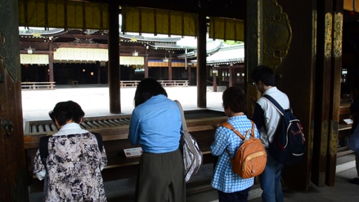 Japan: imadkozas a sinto szentelyben