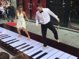 Így lehet lábbal zongorázni