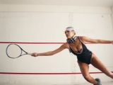 Kate Upton magassarkúban teniszezik