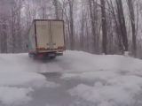Teherautó driftelget a havas úton