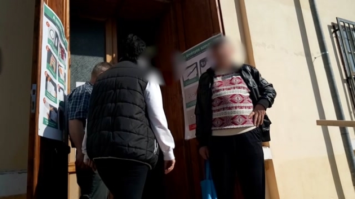 A beregsurányi jegyző nem szeretne válaszolni, miért nem enged be újságírókat a szavazóhelyiségbe