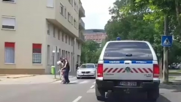 Átsegítik a rendőrök az idős nénit