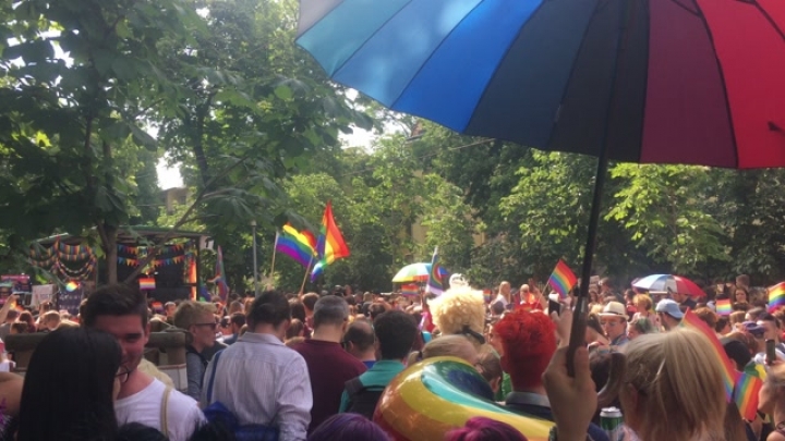 Induló tömeg a Pride-on