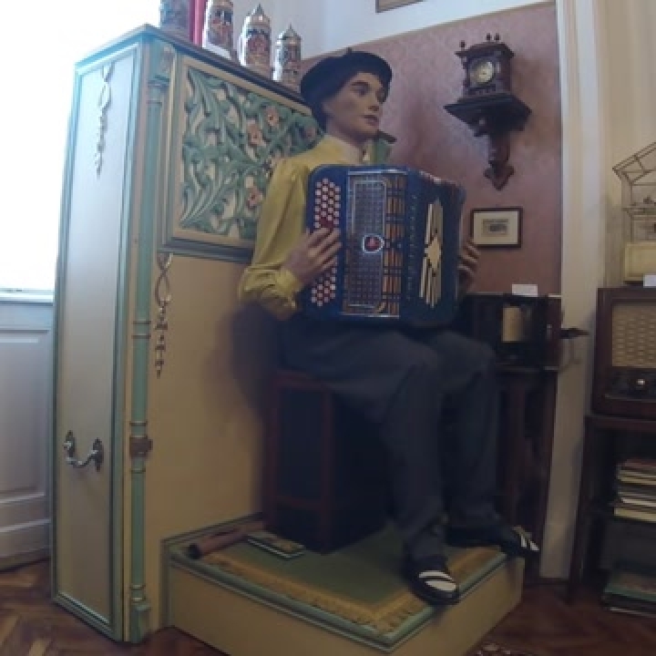 Zenegép