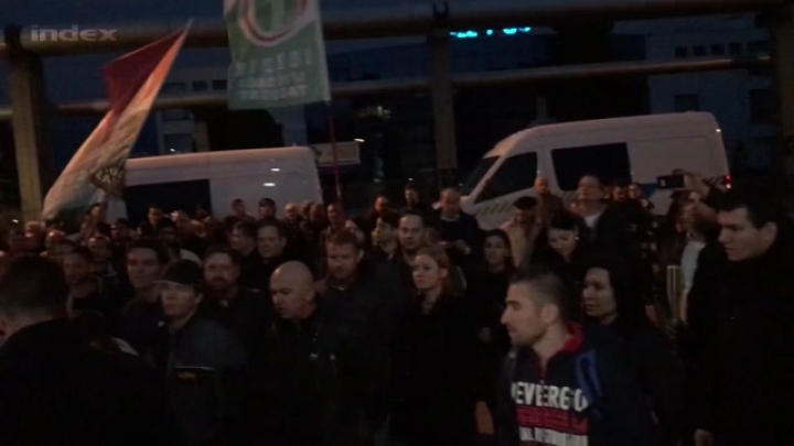 Jobbikos tüntetés a MTVA-székháznál