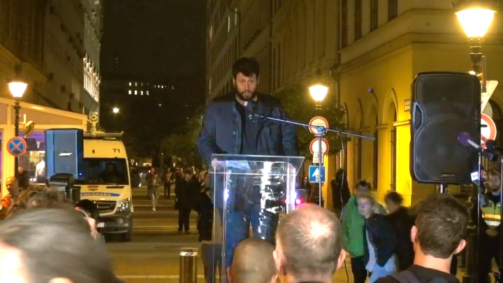 Puzsér Róbert is felszólalt a CEU melletti tüntetésen