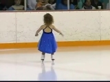 3 éves kislány korcsolyázik