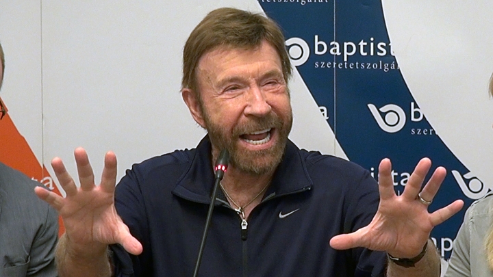 Chuck Norris: Isten megmentett, mert tervei voltak velem