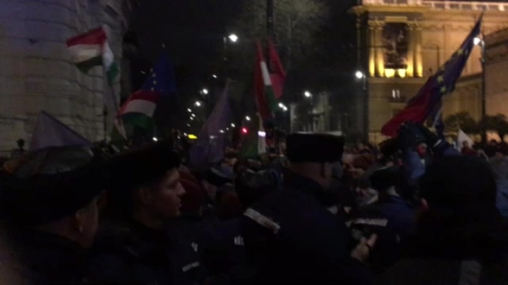 Áttörték a rendőrsorfalat a Fidesz székházánál