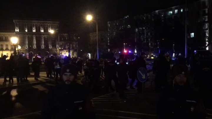 Elviszik a rendőrök a tüntetőket