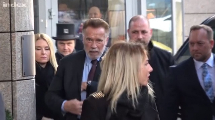 Kedvesen dedikált Schwarzenegger