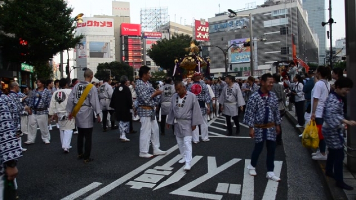 Japan: Mikoshi hordozas