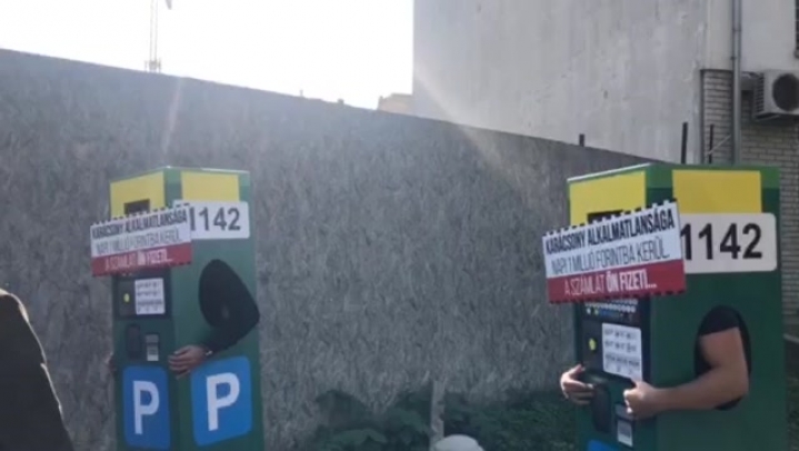 Parkolóórának öltözött trollok Karácsony Gergely eseményén