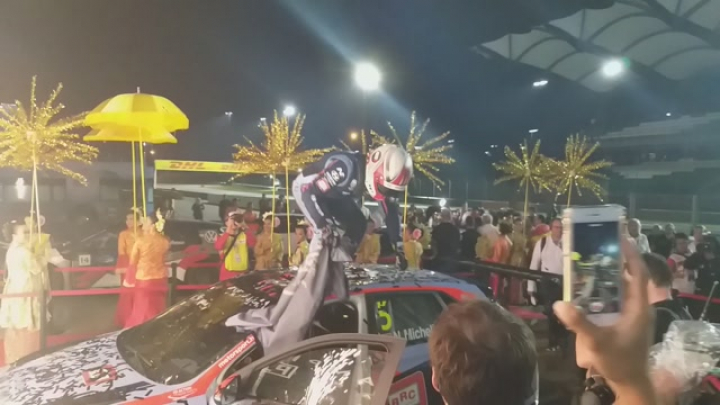 Michelisz Norbert ünneplése a WTCR-bajnoki cím megnyerése után