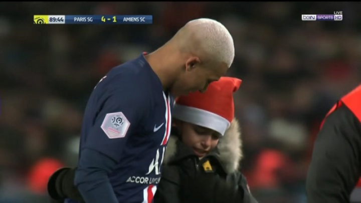 Mbappé aláírást adott a meccs közben berohanó gyereknek