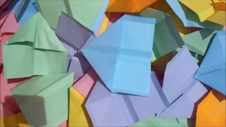 Papírrepülőgép-készítő gép