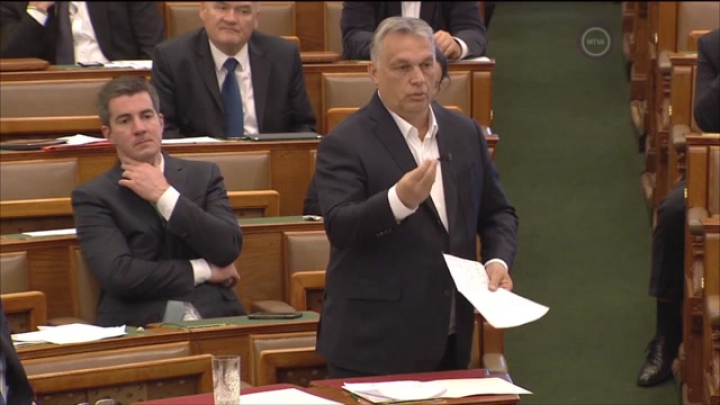 Orbán elmondta, miért nem írja elő a maszkok kötelező használatát