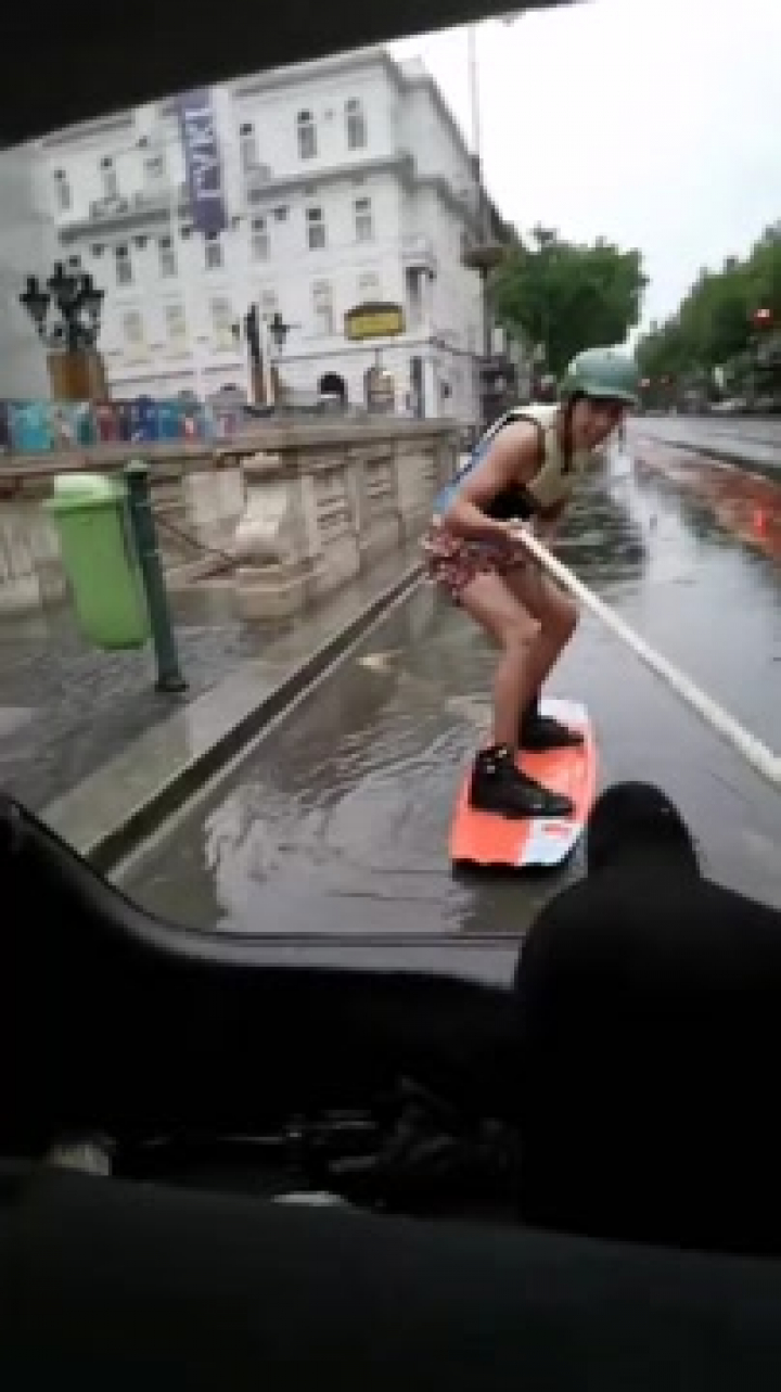 Wakeboardozás az Andrássy úton a felhőszakadás után