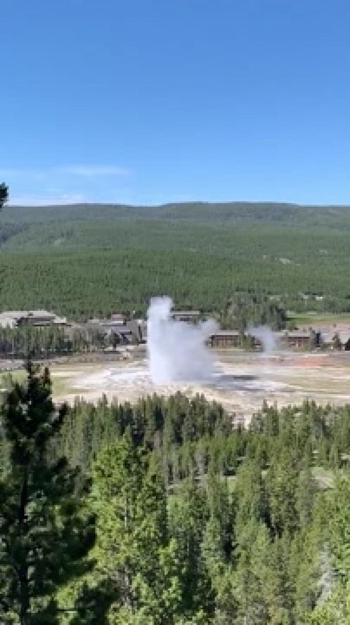 Old Faithful kitörése a Yellowstone Nemzeti Parkban