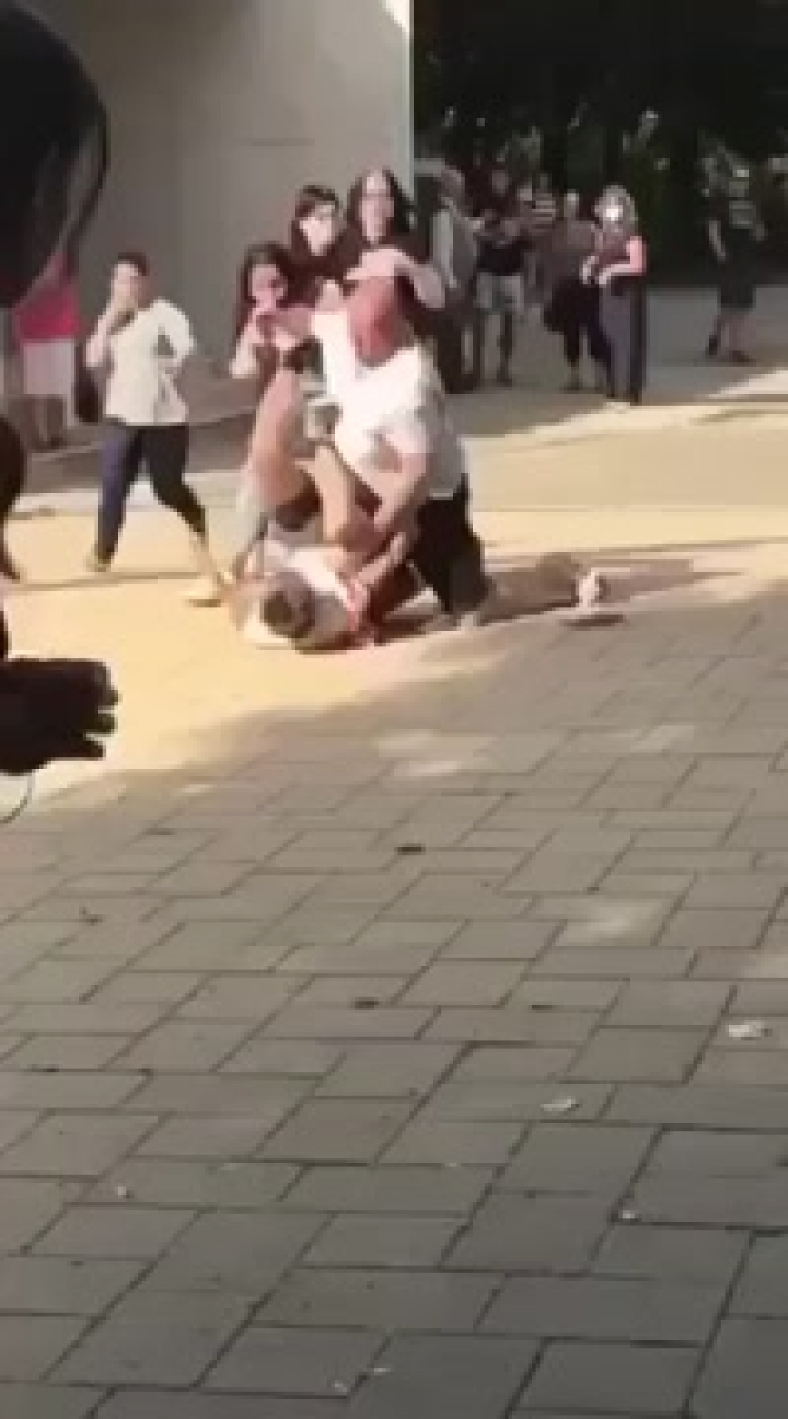 Ököllel ütnek egy tizenévest egy pécsi iskolában