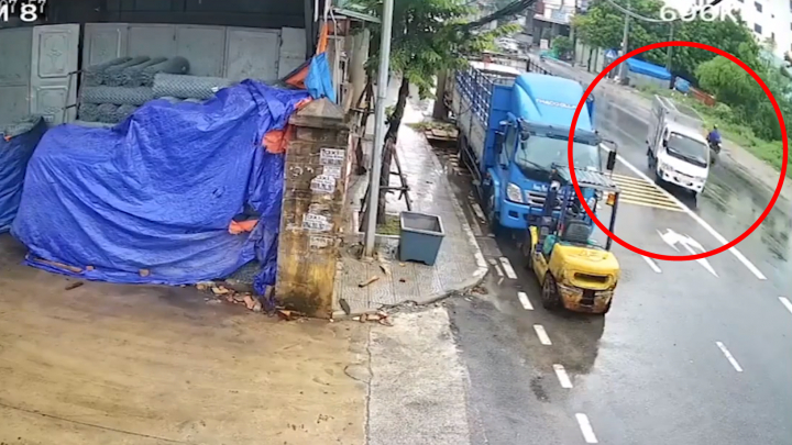 Vakmerő vietnami sofőr