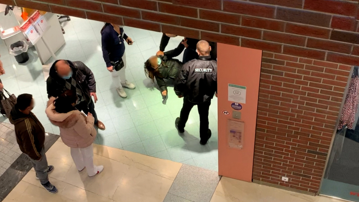 Földre tepertek egy nőt a Corvin Plázában a biztonsági őrök