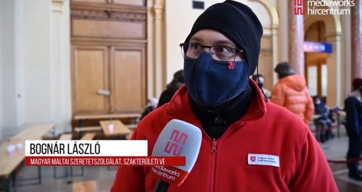 Menekülthullám a Keleti pályaudvaron, rengetegen jönnek segíteni