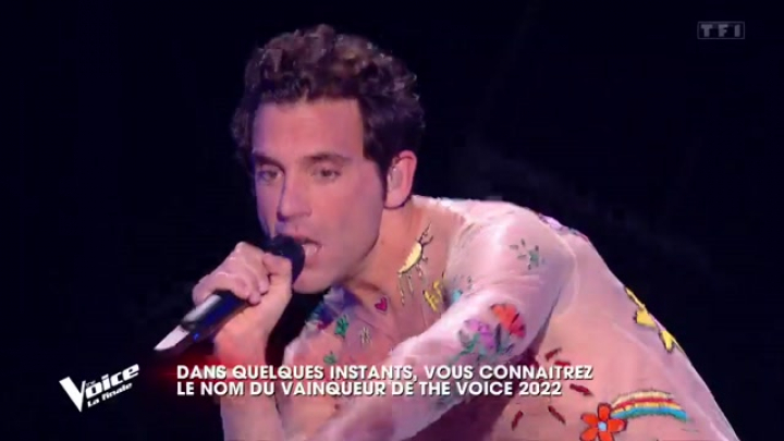 V11FIN  Mika chante son dernier titre Yo yo