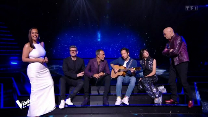 TV11fin LES COACHS CHANTENT POUR NIKOS