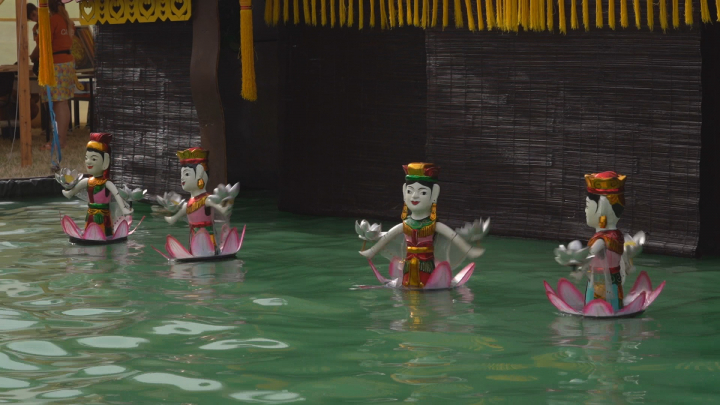 Vízben báboznak a vietnámi színészek a Sziget Fesztiválon