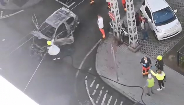 Teljesen kiégett egy autó Újlipótvárosban