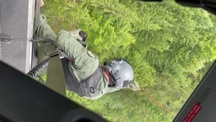 Így néz ki a magasból a Magyar Honvédség helikopteres életmentése