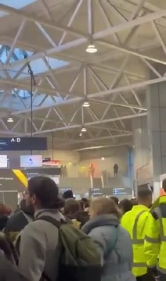 Füst a budapesti reptéren, ki kellett üríteni...